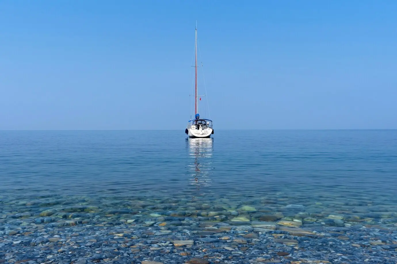 Luxusyachten auf blauem Ozean.