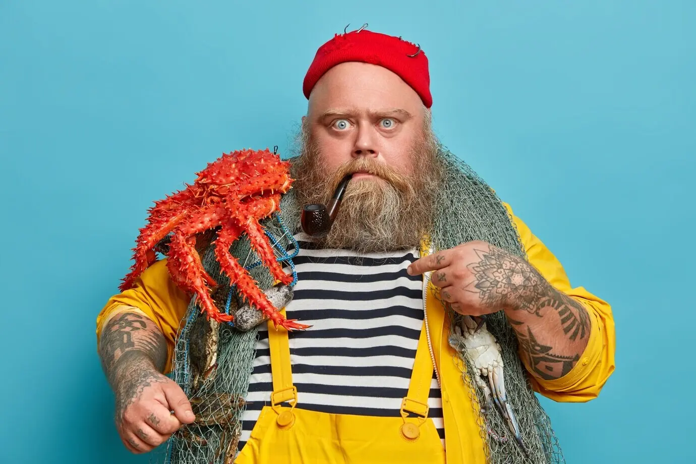 Fettleibiger bärtiger männlicher Seemann mit Fischernetz